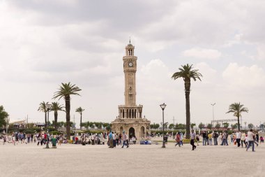 Izmir, Türkiye - 26 Mayıs 2018. Izmir Saat Kulesi kalabalık kişi ile bulutlu bir günde.
