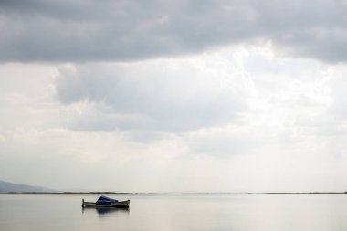 Izmir, Türkiye - 26 Mayıs 2018. Sultan adlandırılmış fisher denizin üzerinde tekne ve Izmir Türkiye'de Park.