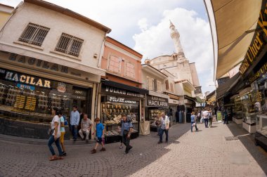 Izmir, Türkiye - 26 Mayıs 2018. Kemeraltı ın Bazaarı balıkgözü lens ile ateş. Izmir Türkiye. Kalabalık insanlar alışveriş.
