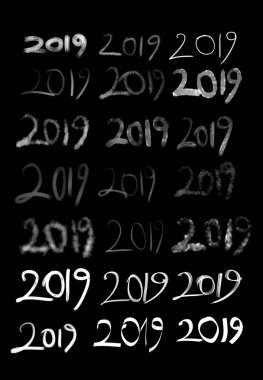 el ile farklı yollar ile siyah bir arka plan üzerinde yazılı 2019.