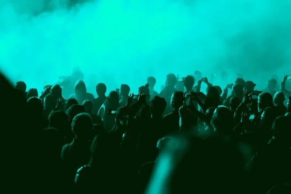 Concert Veld Drukke Mensen Onder Blauwe Fase Lichten — Stockfoto
