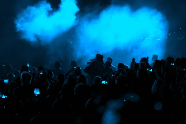 Konzertplatz Dicht Gedrängte Menschen Und Blaues Bühnenlicht Mit Rauch — Stockfoto