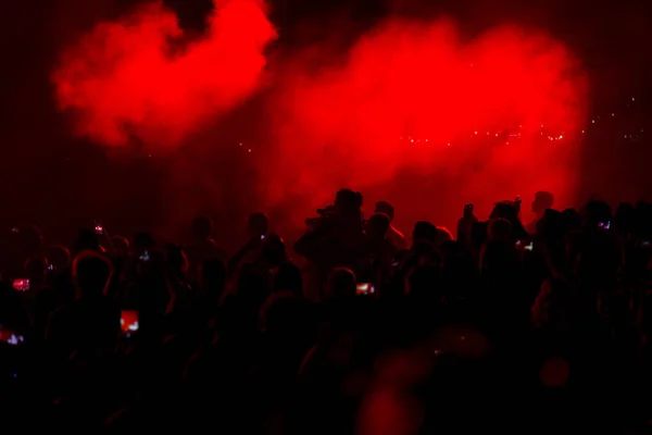 Concert Field Crowded People Red Stage Lights Smoke — Stock Photo, Image