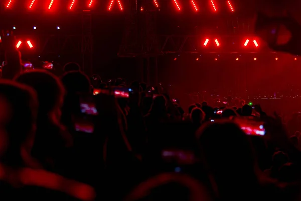 Concert Field Crowded People Red Stage Lights Smoke — Stock Photo, Image