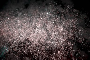 Geceleri renkli havai fişek gösterisi.