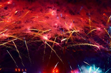 Geceleri renkli havai fişek gösterisi.