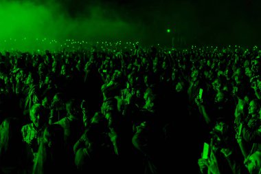 Izmir, Türkiye - 29 Ekim 2018: Türkiye ve Izmir Türkiye'de Cumhuriyet Meydanı Cumhuriyet Bayramı. Mazhar Fuat Özkan ücretsiz konser kalabalık insanlar