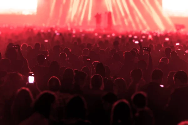 Konzertplatz Menschenmassen Und Bühnenbeleuchtung — Stockfoto