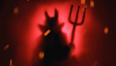 Animasyonlu ürpertici şeytan siluet sis arkadan aydınlatmalı ile cehennemden.