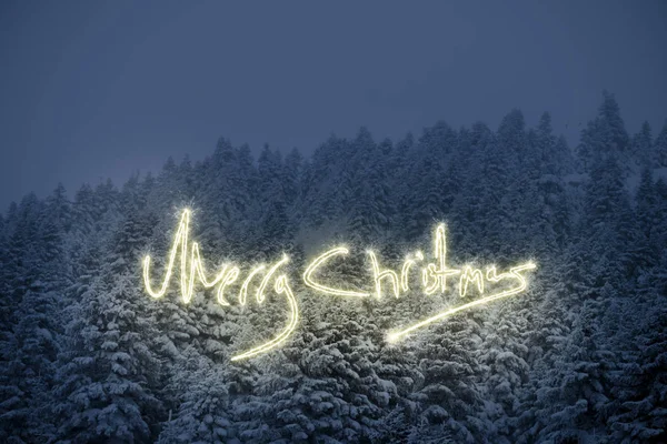 Vrolijk Kerstfeest Geschreven Met Schittert Pijnbomen Sneeuw — Stockfoto