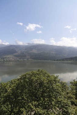 Yanya dağlar Yunanistan bulutlu bir gökyüzü ile ve göl Yanya panoramik çekim.