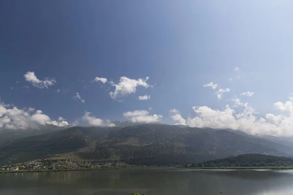 Die Berge Von Yanya Griechenland Mit Bewölktem Himmel Und See — Stockfoto