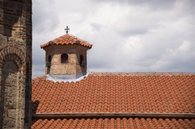 Kalambaka Meteora Manastırı Yunanistan çatı üzerinde çapraz.