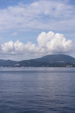 Korfu Adası Yunanistan ve bulutlar ele panoramik çekim.