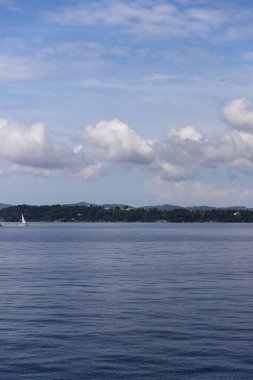 Korfu Adası Yunanistan ve bulutlar ele panoramik çekim.