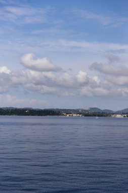 Korfu Adası Yunanistan ve bulutlar ele panoramik çekim.