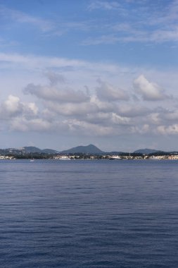 Korfu Adası Yunanistan ve bulutlar ele panoramik çekim.