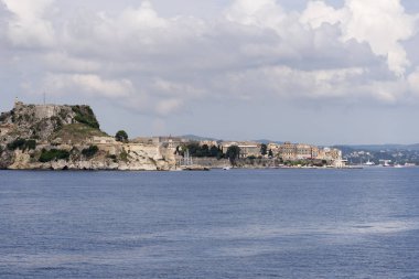 Korfu Adası Yunanistan ve ele bulutlar.