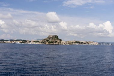 Korfu Adası Yunanistan ve ele bulutlar.