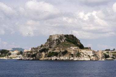 Corfu, Yunanistan - 16 Haziran 2018. Korfu Adası Yunanistan ve tekrar denedim bir yolcu uçağı bulutlar gökyüzü üzerinde olduğunu.
