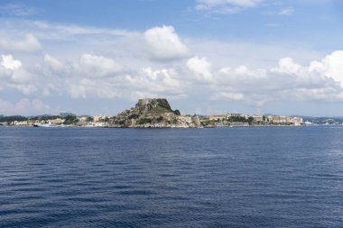Korfu Adası Yunanistan ve ele bulutlar.