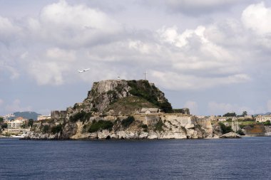 Corfu, Yunanistan - 16 Haziran 2018. Korfu Adası Yunanistan ve tekrar denedim bir yolcu uçağı bulutlar gökyüzü üzerinde olduğunu.