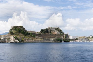 Korfu Adası Yunanistan ve ele bulutlar.