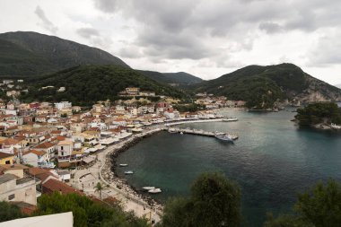 Parga, Yunanistan - 15 Haziran 2018. Parga Yunanistan kale taraftan Üstten Görünüm.