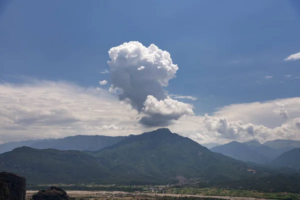 Nubes Cúmulos Parecen Región Meteora Kalambaka Grecia Sobre Las Montañas — Foto de Stock