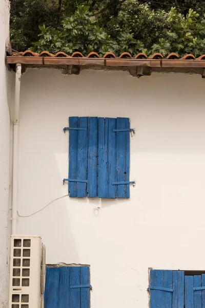 Stores Bleus Fenêtre Fermée Sur Mur Beige — Photo
