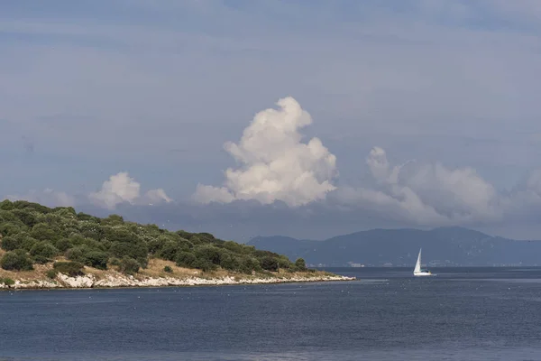 Isla Velero Mar Ioniano Con Cielo Nublado — Foto de Stock