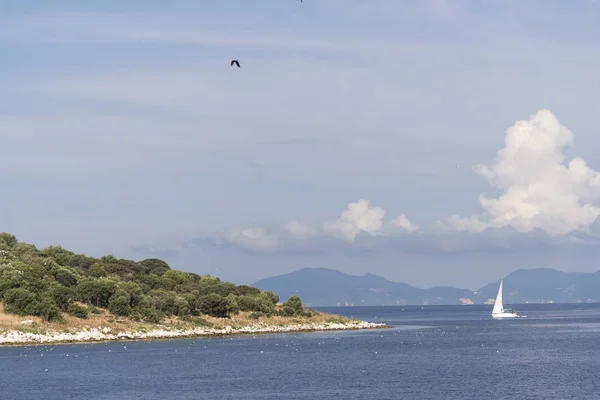Isla Velero Mar Ioniano Con Cielo Nublado — Foto de Stock