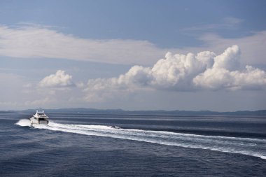 Parga, Yunanistan-Haziran 16, 2018. Deniz üzerinde beyaz Yatch.