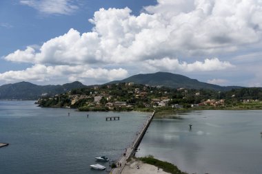 Korfu, Yunanistan-16 Haziran 2018. Korfu Adası Havaalanı Yunanistan yakınında Fisher barınak.
