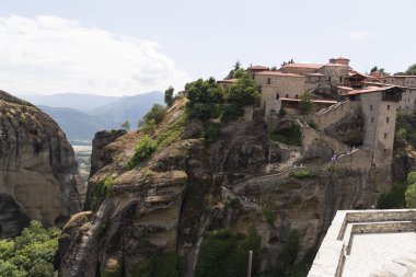Kalambaka, Yunanistan-Haziran 17, 2018. Kalambaka Yunanistan köyündeki Meteora manastır bölgesi.