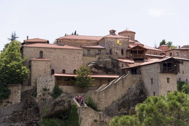 Kalambaka, Yunanistan-Haziran 17, 2018. Kalambaka Yunanistan köyündeki Meteora manastır bölgesi.