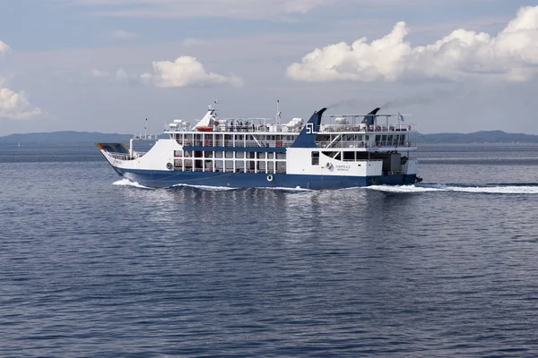 Parga Grécia Junho 2018 Barco Vapor Sobre Mar Que Transporta — Fotografia de Stock