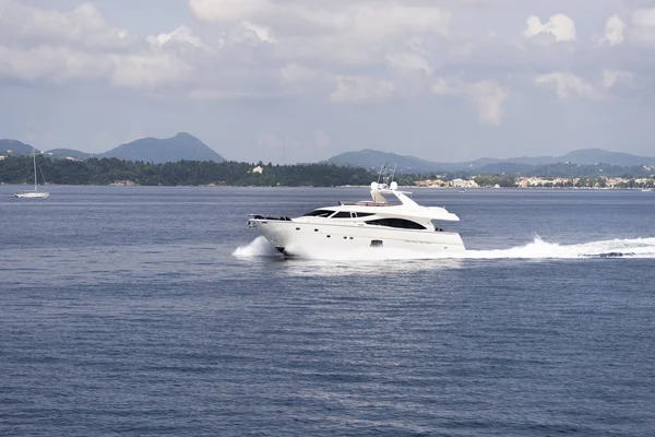 Parga Griechenland Juni 2018 Weisse Yatch Über Dem Meer — Stockfoto