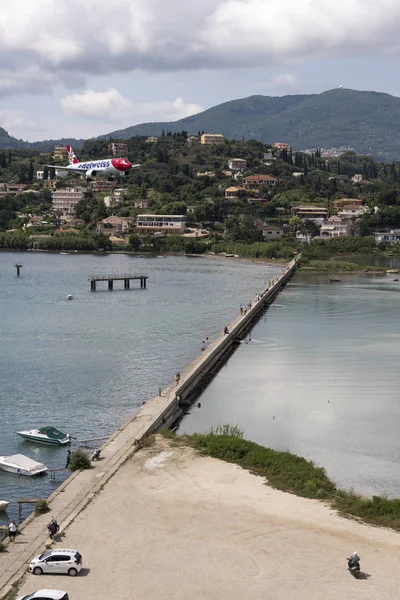 Corfu Grécia Junho 2018 Avião Passageiros Está Pousando Para Aeroporto — Fotografia de Stock