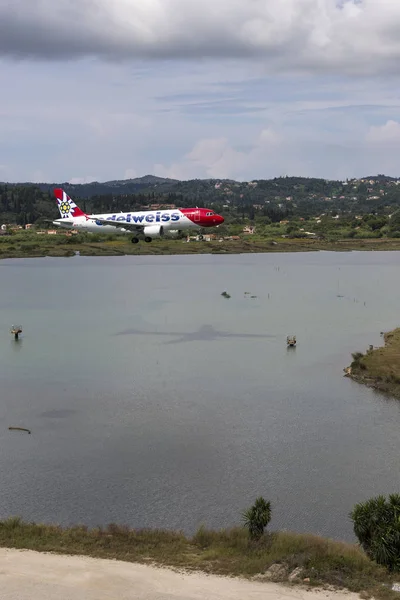 Corfu Grécia Junho 2018 Avião Passageiros Está Pousando Para Aeroporto — Fotografia de Stock