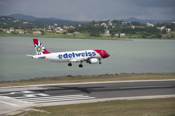 Corfu Grécia Junho 2018 Avião Passageiros Está Pousando Para Aeroporto — Fotografia de Stock