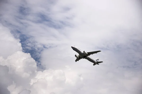 Corfú Grecia Junio 2018 Vista Inferior Avión Pasajeros Volador Aeropuerto — Foto de Stock