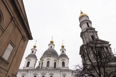 Kharkiv, Ukrayna-Aralık 30, 2017 Kharkiv Ukrayna altın kubbeleri ile kilise.