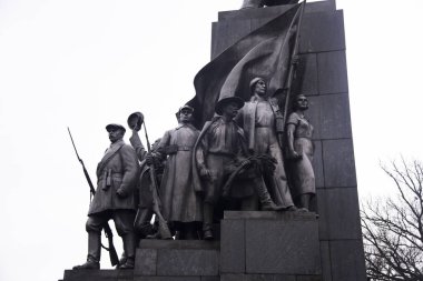 Kharkiv, Ukrayna-30 Aralık 2017 Saras Shevchenko heykel gün ve bulutlu havalarda.