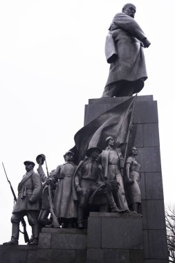 Kharkiv, Ukrayna-30 Aralık 2017 Saras Shevchenko heykel gün ve bulutlu havalarda.