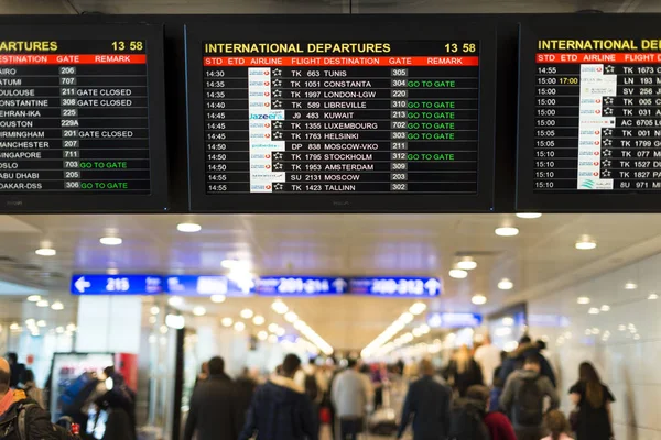 Estambul Turquía Diciembre 2017 Aeropuerto Estambul Ataturk Monitores Salidas Internacionales — Foto de Stock