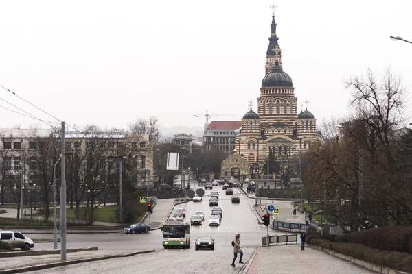 Kharkiv Ukrayna Aralık 2017 Annunciation Cathedral Kharkiv Ukrayna Trafik Ile — Stok fotoğraf