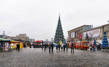 Kharkiv, Ukrayna - 30 Aralık 2017 büyük çam ağacı Kharkiv Ukrayna Noel zamanda ve insanlarla Özgürlük Meydanı'nda.