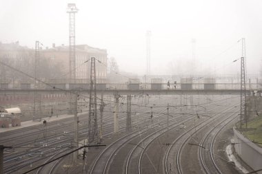 Kharkiv, Ukrayna-Aralık 31, 2017 sisli günde Kharkiv Demiryolları.