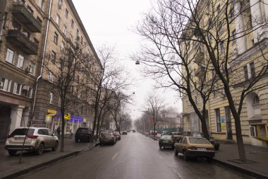 Kharkiv, Ukrayna-Aralık 31, 2017 yağışlı bir günde Sumskaya bölgesi Kharkiv Ukrayna 'da Park edilmiş arabalar.